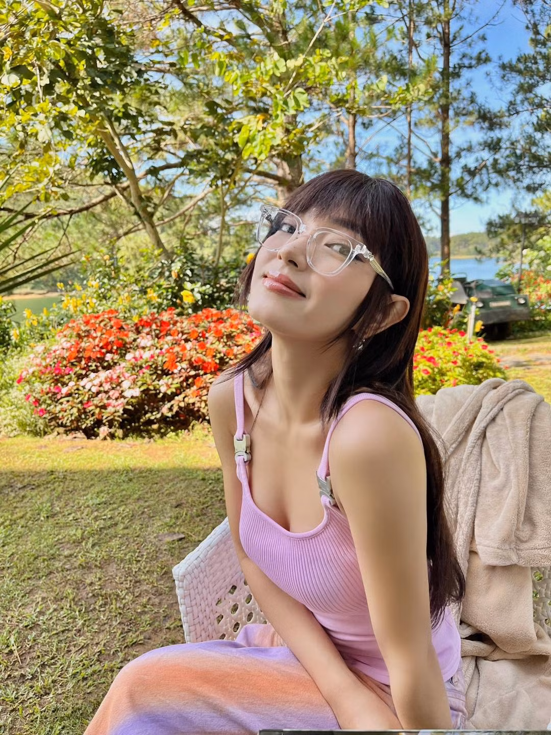 Trong đêm nhạc 12/11 tại TP.HCM, Binz một lần nữa khẳng định tình yêu khi hát Sao cũng được tặng nửa kia. Ở phía khán đài, Châu Bùi đưa tay làm biểu tượng trái tim và hôn gió. Theo thông tin hậu trường, Châu Bùi còn viết lời nhắn bằng tiếng Anh cho Binz trước khi chương trình bắt đầu với nội dung: "Bạn gái của anh đang theo dõi anh. Em yêu anh".