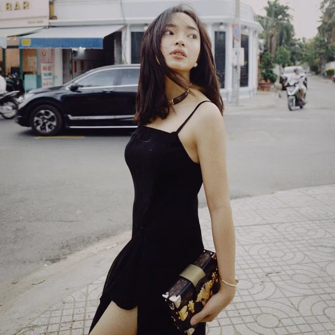 Trong bài phỏng vấn trên Zing, khi được hỏi về quan điểm tình yêu, Châu Bùi chia sẻ: "Tôi là người sống khá chắc, suy nghĩ nhiều. Nhưng không sao, cảm xúc là quan trọng nhất. Điều khiến tôi thấy vui là mình được bảo vệ". Cô cũng bày tỏ cách yêu của mình là làm làm gì cũng được, miễn hai người thoải mái.