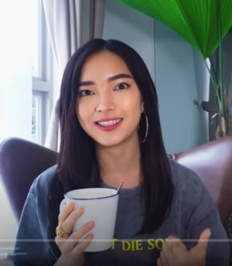 Thông tin về chuyện tình cảm của Binz và Châu Bùi bắt đầu rộ lên vào khoảng giữa năm 2020 khi cặp sao bị phát hiện mặc áo giống nhau, check-in cùng địa điểm hoặc du lịch chung. Ngoài ra, trên trang cá nhân, Binz thường xuyên có những dòng trạng thái "thả thính" công khai, ngầm nhắc tên bạn gái. Một trong những câu nói được chú ý của rapper là "Gu của anh là châu Á".