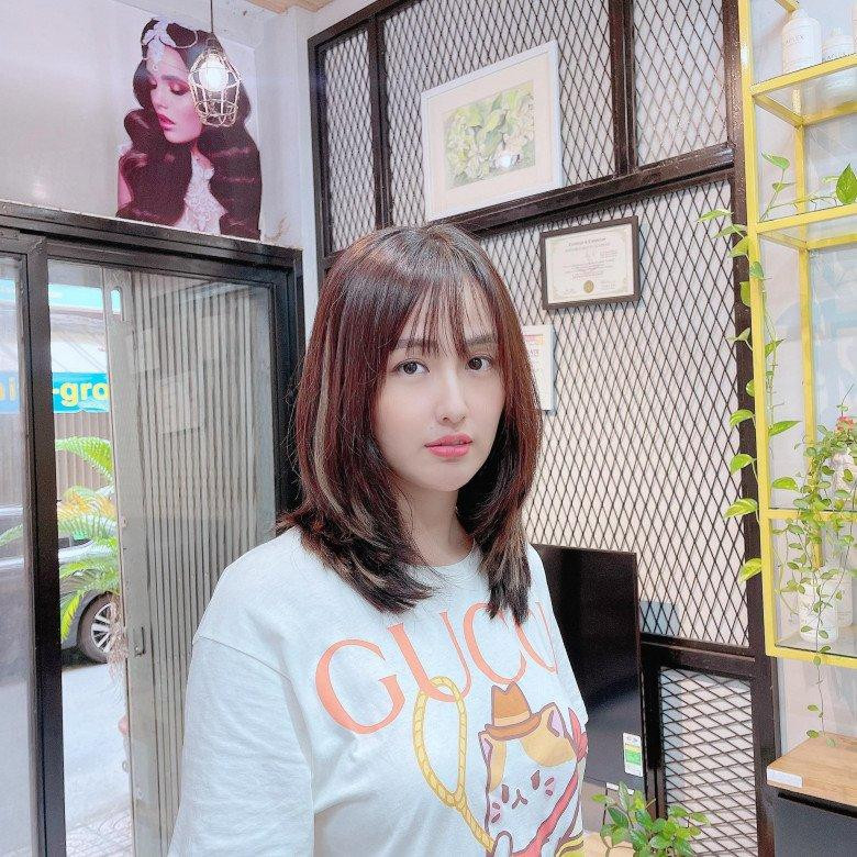 Được biết, mái tóc dài trước nay mọi người vẫn quen thực chất chỉ là tóc nối. Người đẹp mới tháo tóc nối và chỉ sửa form, cắt ngắn đi một chút để có diện mạo mới toanh này. Thời gian tới, người đẹp sẽ nối lại tóc dài.