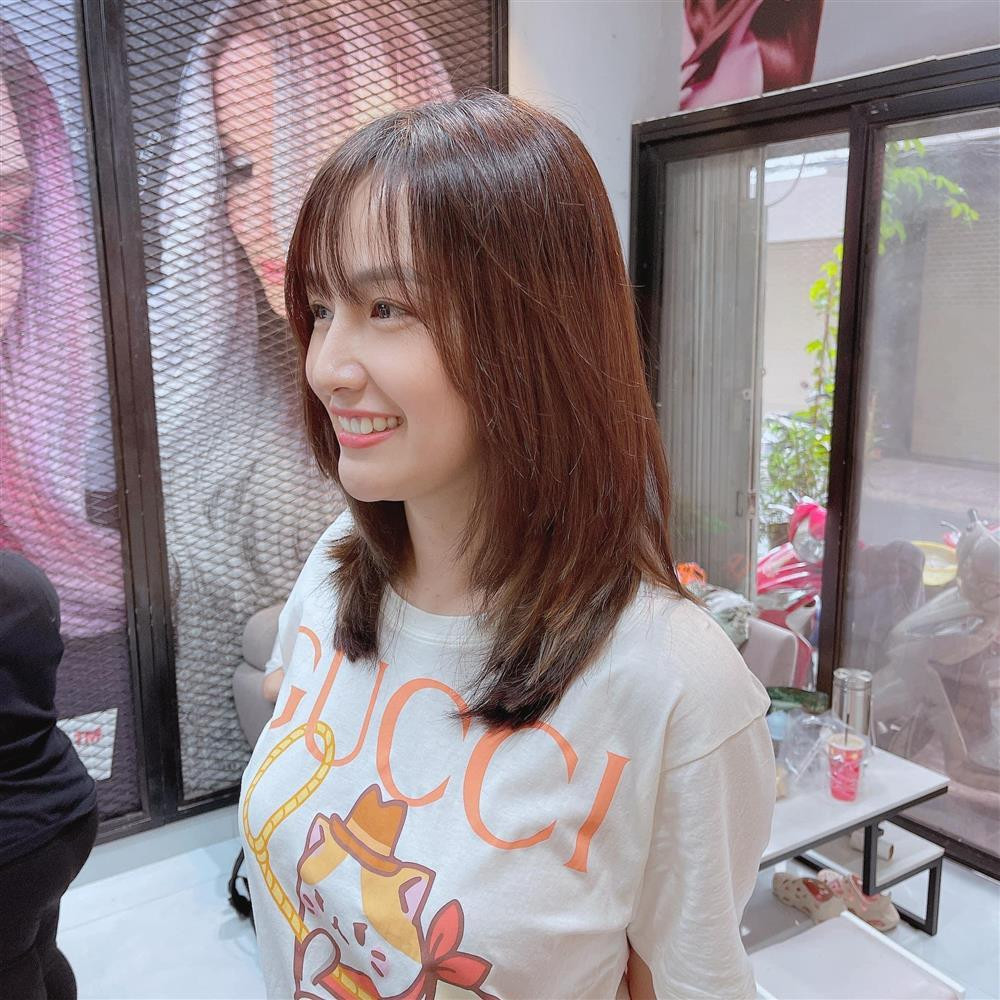 Tuy nhiên mới đây, người đẹp gây bất ngờ khi lột xác với kiểu đầu ngắn ngủn, để mái thưa trẻ như gái Hàn khiến nhiều người không khỏi bất ngờ. Hình ảnh mới đúng nghĩa "lột xác" của Mai Phương Thúy.