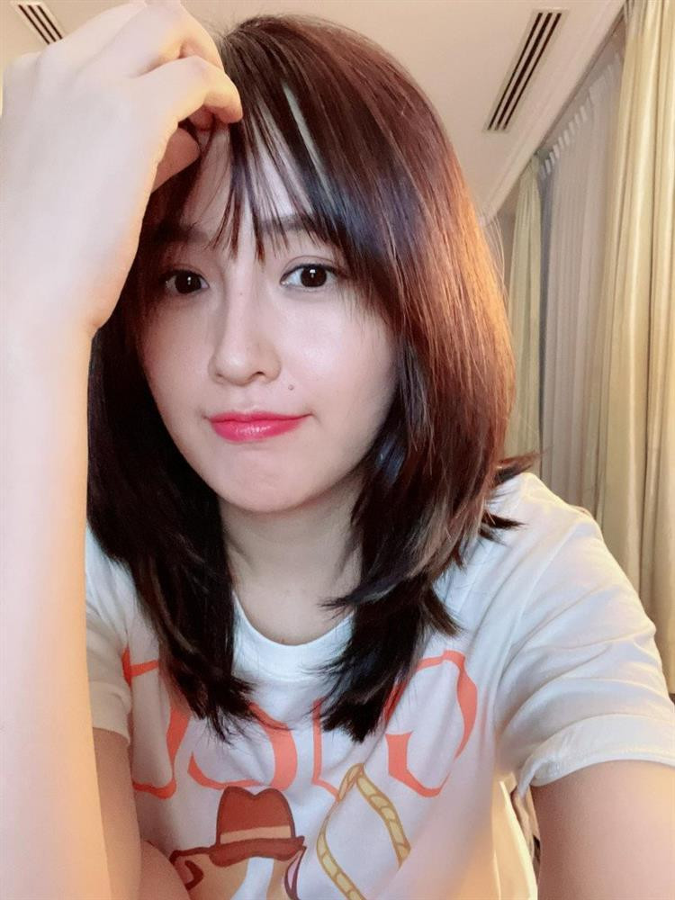 Nhiều người nhận xét tóc mới rất hợp với Mai Phương Thúy và mong cô sẽ trung thành với kiểu đầu này dù nhiều khả năng, người đẹp sẽ sớm quay lại với tóc dài.