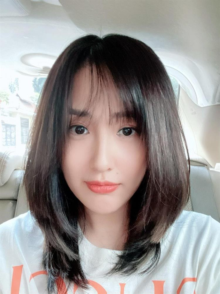 Mai Phương Thúy thích thú selfie trong mái tóc siêu ngắn.