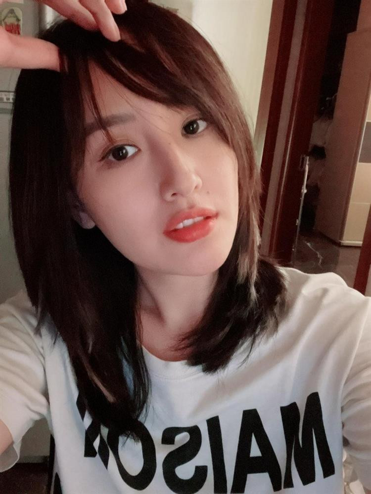 Cụ thể, người đẹp cắt kiểu đầu layer ôm nhẹ vào mặt với mái thưa "hack tuổi", nhuộm sáng thêm hightlight cá tính. Đây được xem là kiểu đầu lạ lẫm nhất trước nay của nàng Hậu, khiến người đẹp như trẻ ra 10 tuổi.