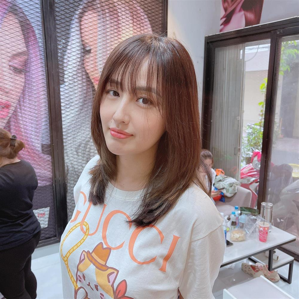 Suốt 14 năm đăng quang Hoa hậu Việt Nam, Hoa hậu Mai Phương Thuý luôn tạo được thương hiệu cá nhân với mái tóc suôn dài ấn tượng. Cô cũng rất hiếm khi "đảo ngói" mà chỉ trung thành tóc dài khi để thẳng, khi uốn xoăn giả đơn giản.