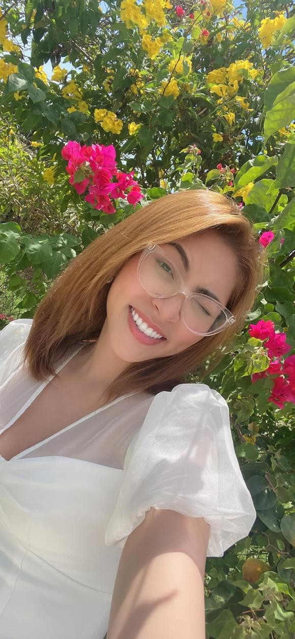 Hoa hậu Đại dương Đặng Thu Thảo chia sẻ: "Để chụp được tấm hoa đẹp mà nắng cháy đầu".