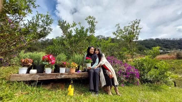 Diễn viên Kiều Trinh chụp ảnh cùng con gái ở Lâm Đồng.