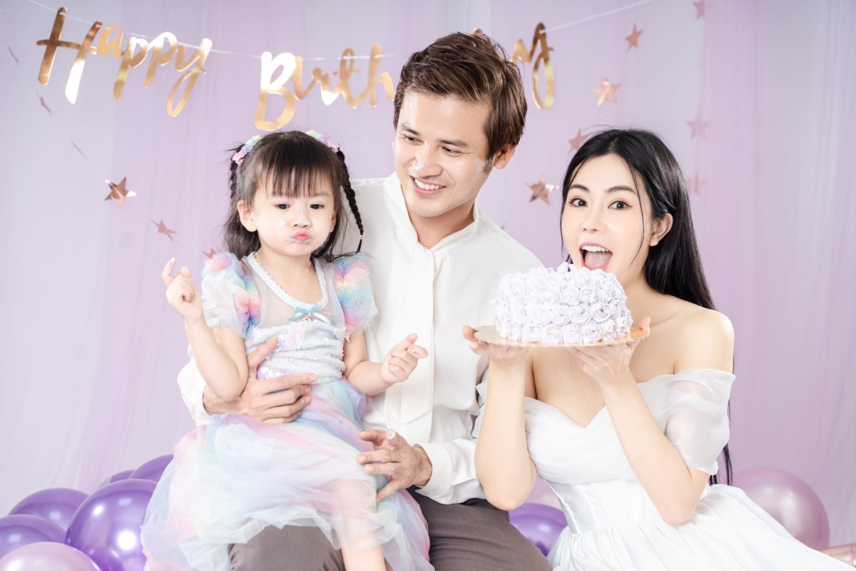 Để mừng tuổi mới của con gái, Vũ Ngọc Ánh - Anh Tài đã cùng con chụp bộ ảnh mới. Vũ Ngọc Ánh nói: "Năm nay chúng tôi cố gắng tổ chức sinh nhật bù đắp cho con gái vì năm ngoái tôi bị Covid-19. Bé đã có sinh nhật ở lớp lẫn ở nhà và con rất vui vẻ".