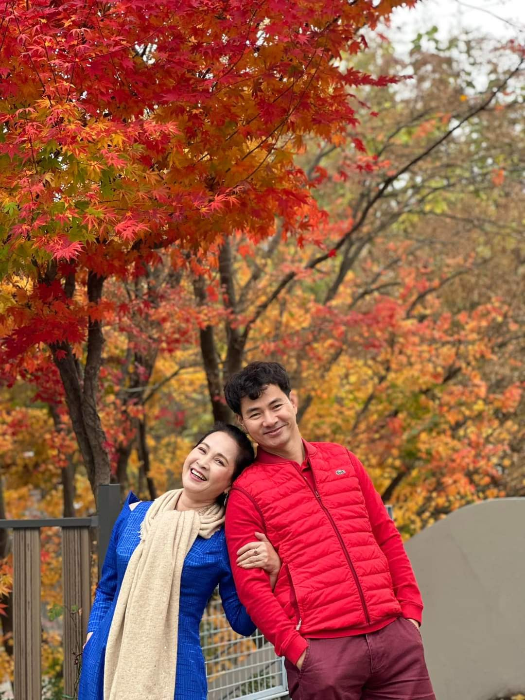 NSƯT Xuân Bắc khoe ảnh 'xanh đỏ tím vàng' bên NSND Lan Hương.