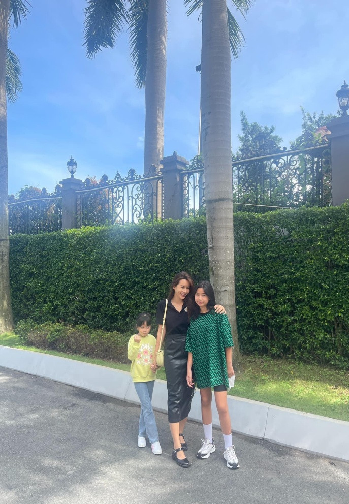 Ca sĩ Lưu Hương Giang đưa 2 con đi chơi, tận hưởng cảm giác bình yên.