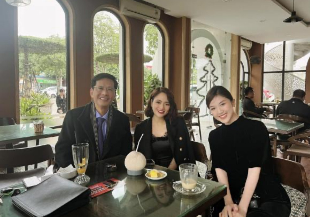 Diễn viên Lương Thanh và Việt Hoa tranh thủ thời gian rảnh đi cà phê với thầy.