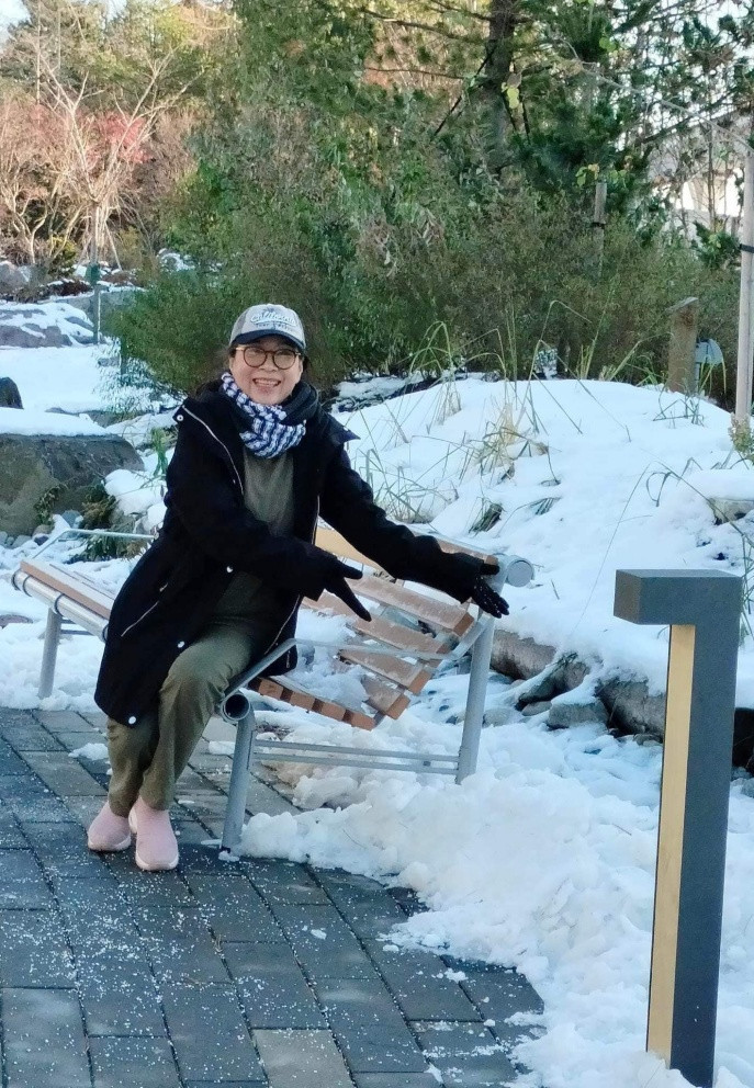 NSND Kim Xuân đón không khí lạnh buốt tại Vancouver, Canada.