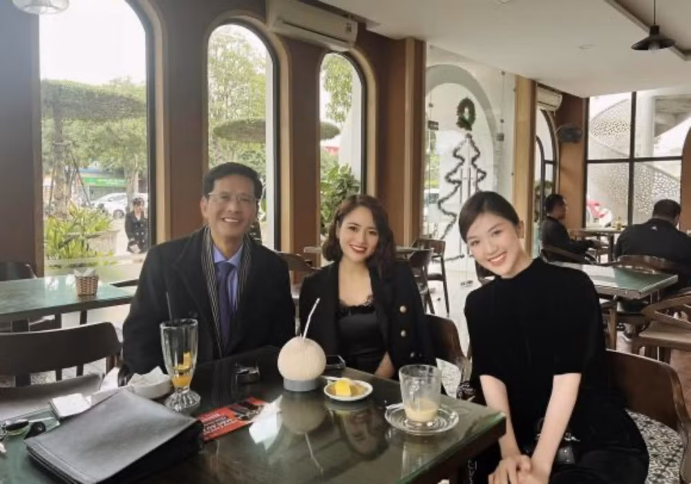 Diễn viên Lương Thanh và Việt Hoa tranh thủ thời gian rảnh đi cà phê với thầy.