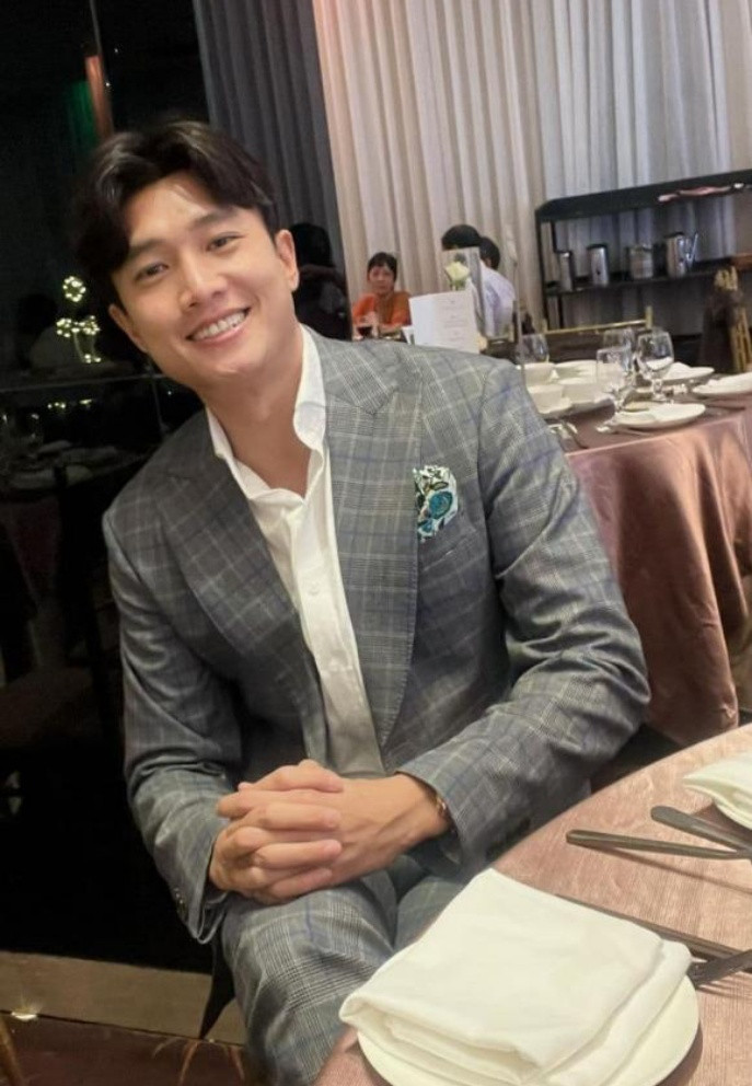 Quốc Trường đăng ảnh đẹp vẫn không quên than thở: "Trai 34, đang lao đao khốn đốn".