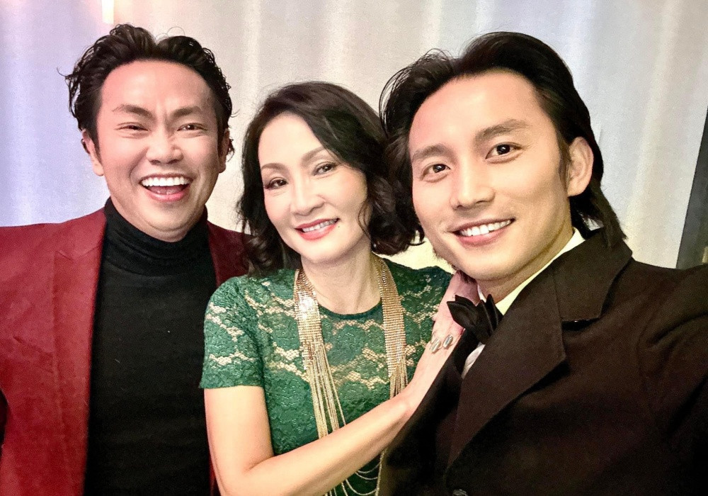 Hoài Tâm hội ngộ Hồng Đào, Đan Nguyên trong một bữa tiệc tại Mỹ.