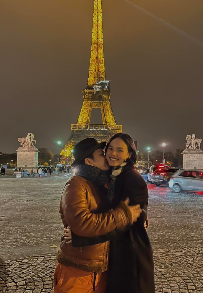 Tuyết Lan gây tò mò khi hé lộ hình ảnh bạn trai tình cảm hôn mình.