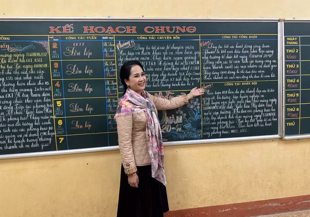 NSND Lan Hương có dịp trở thành giáo viên trong chuyến ghé thăm một ngôi trường ở tỉnh Yên Bái.