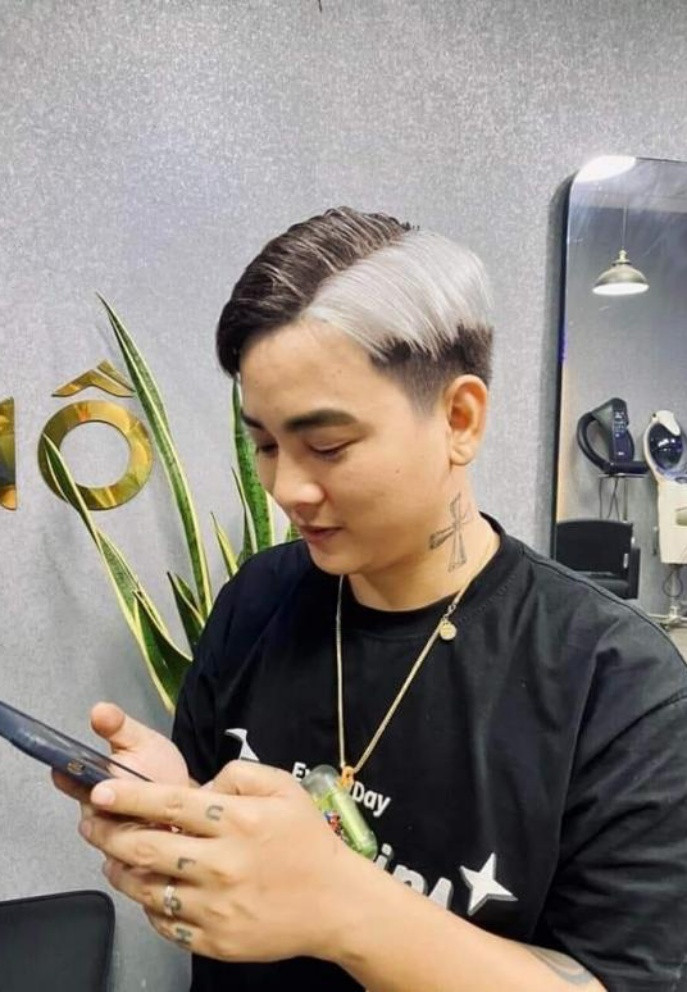 Sao Việt 6/12: Hoài Lâm khoe kiểu tóc nhuộm mới lạ lẫm. Nhiều người nhận xét nam ca sĩ trông xuống phong độ với diện mạo mới.