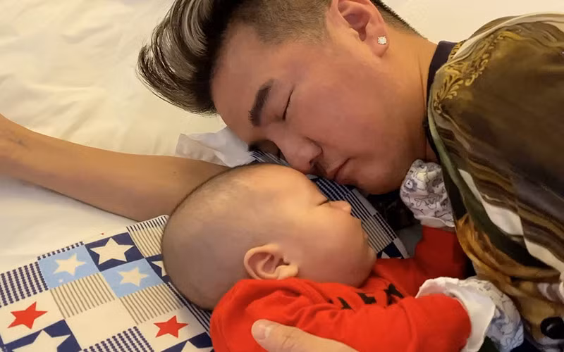 Dam Vinh Hung bat khoc nho khoanh khac con trai ruot chao doi