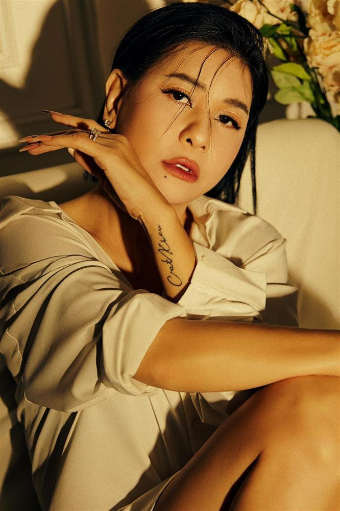 Về chuyện chia tay, Cát Phượng cũng nhận phần lỗi của mình: "Có lẽ là lỗi của tôi. Thời điểm sau này tôi hơi hời hợt với Kiều Minh Tuấn. Tôi cũng nghĩ là mình không chăm sóc bản thân, lúc đó tôi xuề xòa nên có lẽ Tuấn nhìn rồi chán hay gì đó. Rồi thêm chuyện tranh cãi, gây gổ, rồi Tuấn muốn dừng lại luôn". Về phía Kiều Minh Tuấn, nam diễn viên giữ im lặng tuyệt đối kể từ khi tình cũ xác nhận thông tin không còn chung đường.