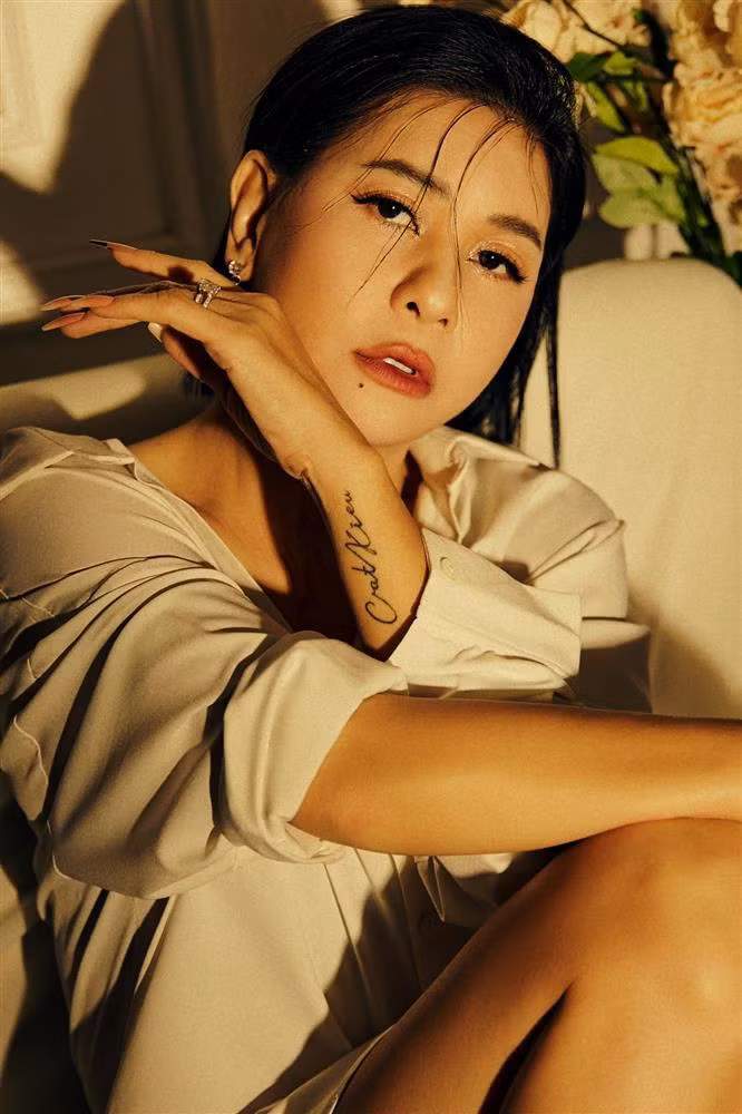 Về chuyện chia tay, Cát Phượng cũng nhận phần lỗi của mình: "Có lẽ là lỗi của tôi. Thời điểm sau này tôi hơi hời hợt với Kiều Minh Tuấn. Tôi cũng nghĩ là mình không chăm sóc bản thân, lúc đó tôi xuề xòa nên có lẽ Tuấn nhìn rồi chán hay gì đó. Rồi thêm chuyện tranh cãi, gây gổ, rồi Tuấn muốn dừng lại luôn". Về phía Kiều Minh Tuấn, nam diễn viên giữ im lặng tuyệt đối kể từ khi tình cũ xác nhận thông tin không còn chung đường.