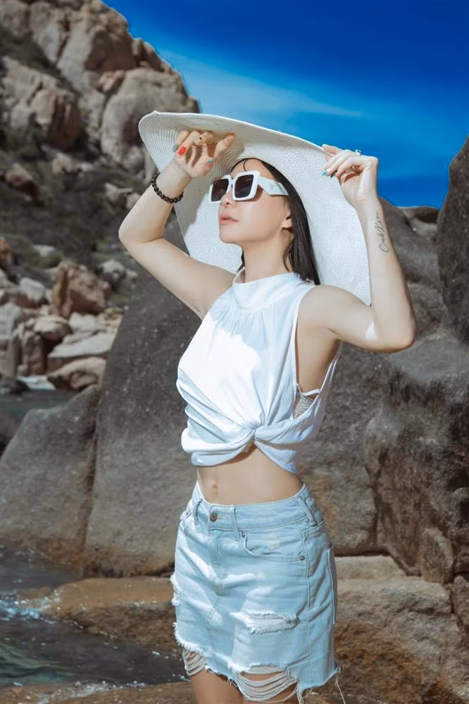  Theo nữ diễn viên, bạn trai kém tuổi là người chủ động chia tay vì không hòa hợp. Bên cạnh đó, Cát Phượng khẳng định không có sự xuất hiện của người thứ ba, cả hai vẫn giữ mối quan hệ bạn bè, đồng nghiệp.