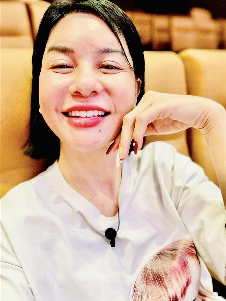 "12 năm Cát mới quay lại với sân khấu diễn kịch dài cả nhà ạ. Tâm trạng rất vui, cảm xúc nó lạ lắm, không tả được cả nhà ơi. Cho nên ai đuối thì đuối nhưng Cát vẫn tươi roi rói nha. 2 con mắt của Cát vẫn lòi miếng dán mí nha. Vậy đó, mà nhiều người nói Cát đã cắt mí, mắt xấu quắc. Do Cát dán lòi mới xấu quắc", Cát Phượng vui vẻ, đính kèm loạt ảnh cận mặt.