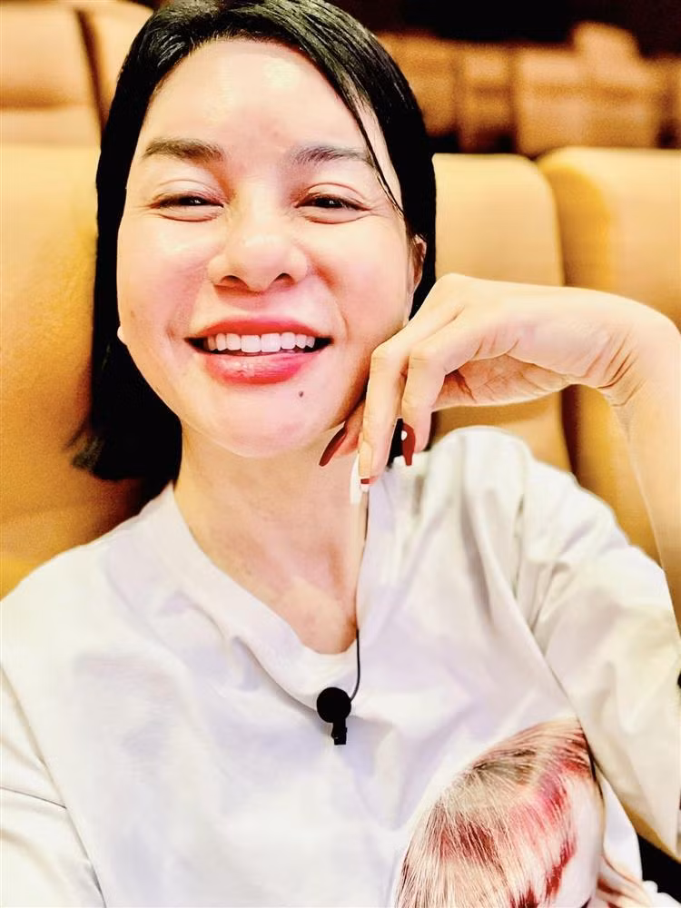 "12 năm Cát mới quay lại với sân khấu diễn kịch dài cả nhà ạ. Tâm trạng rất vui, cảm xúc nó lạ lắm, không tả được cả nhà ơi. Cho nên ai đuối thì đuối nhưng Cát vẫn tươi roi rói nha. 2 con mắt của Cát vẫn lòi miếng dán mí nha. Vậy đó, mà nhiều người nói Cát đã cắt mí, mắt xấu quắc. Do Cát dán lòi mới xấu quắc", Cát Phượng vui vẻ, đính kèm loạt ảnh cận mặt.