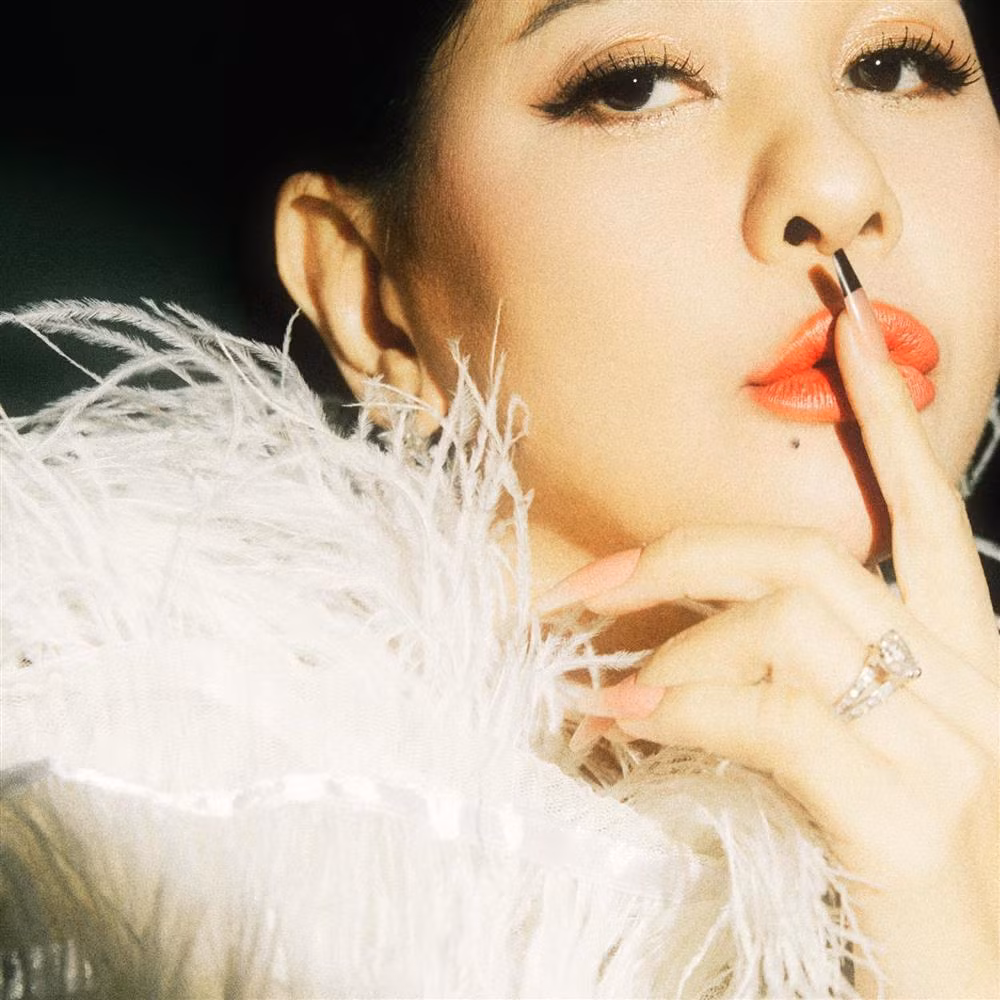 Cát Phượng sinh năm 1970, là diễn viên nổi tiếng của showbiz Việt, hoạt động ở mảng sân khấu kịch lẫn điện ảnh, truyền hình. Về đời tư, Cát Phượng từng trải qua hôn nhân dang dở với Thái Hòa, có một con trai chung. Sau đó, cô bén duyên với diễn viên đàn em Kiều Minh Tuấn, mối tình kéo dài hơn thập kỷ, song cũng đã chấm dứt vào đầu năm 2021. 