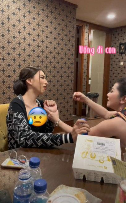 rợ lý của Hoa hậu Thùy Tiên từng cho biết khi qua Indonesia sức khỏe cô không ổn định. Nàng Hậu liên tục sốt trong nhiều ngày và mệt mỏi kéo dài. Bà Teresa từng dỗ dành cho "con gái cưng" uống từng viên thuốc mong cô sớm khỏi bệnh trước ngày final walk quan trọng.