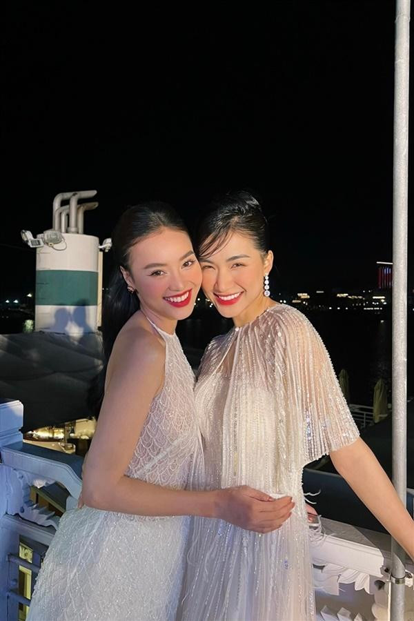 òa Minzy cũng từng mặc ngược váy lông vũ trong một buổi biểu diễn.