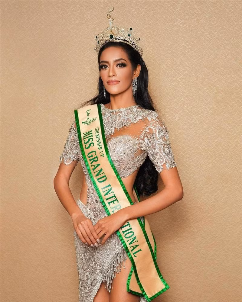 A hau 5 Miss Grand 2022 tung bang chung bi ep bo danh hieu-Hinh-2