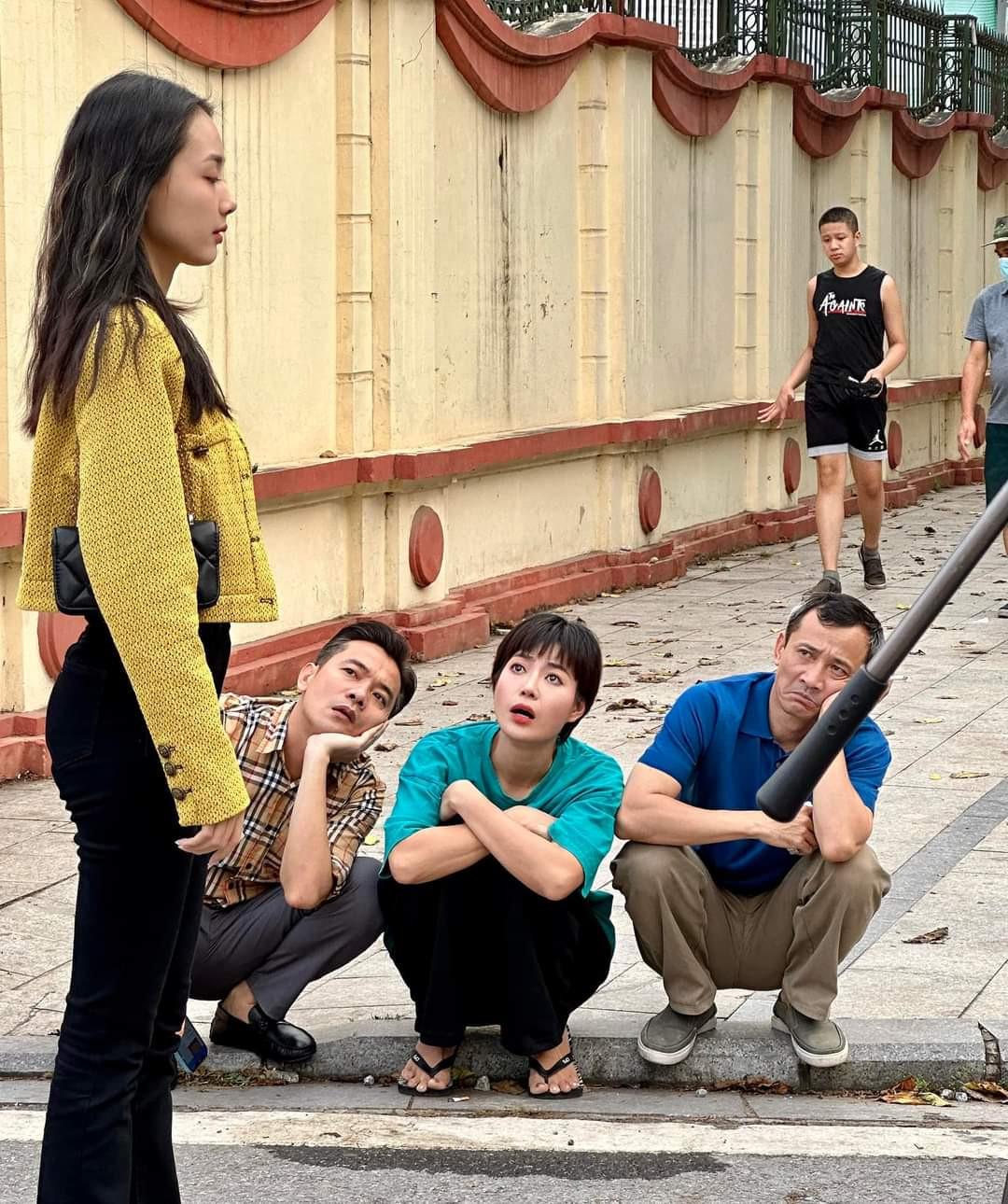 Biểu cảm hài hước của diễn viên Thanh Hương, Việt Bắc,... khi xem đồng nghiệp diễn.