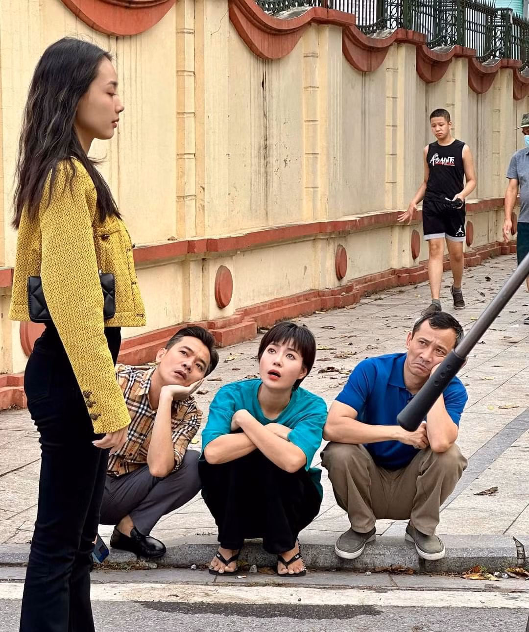 Biểu cảm hài hước của diễn viên Thanh Hương, Việt Bắc,... khi xem đồng nghiệp diễn.