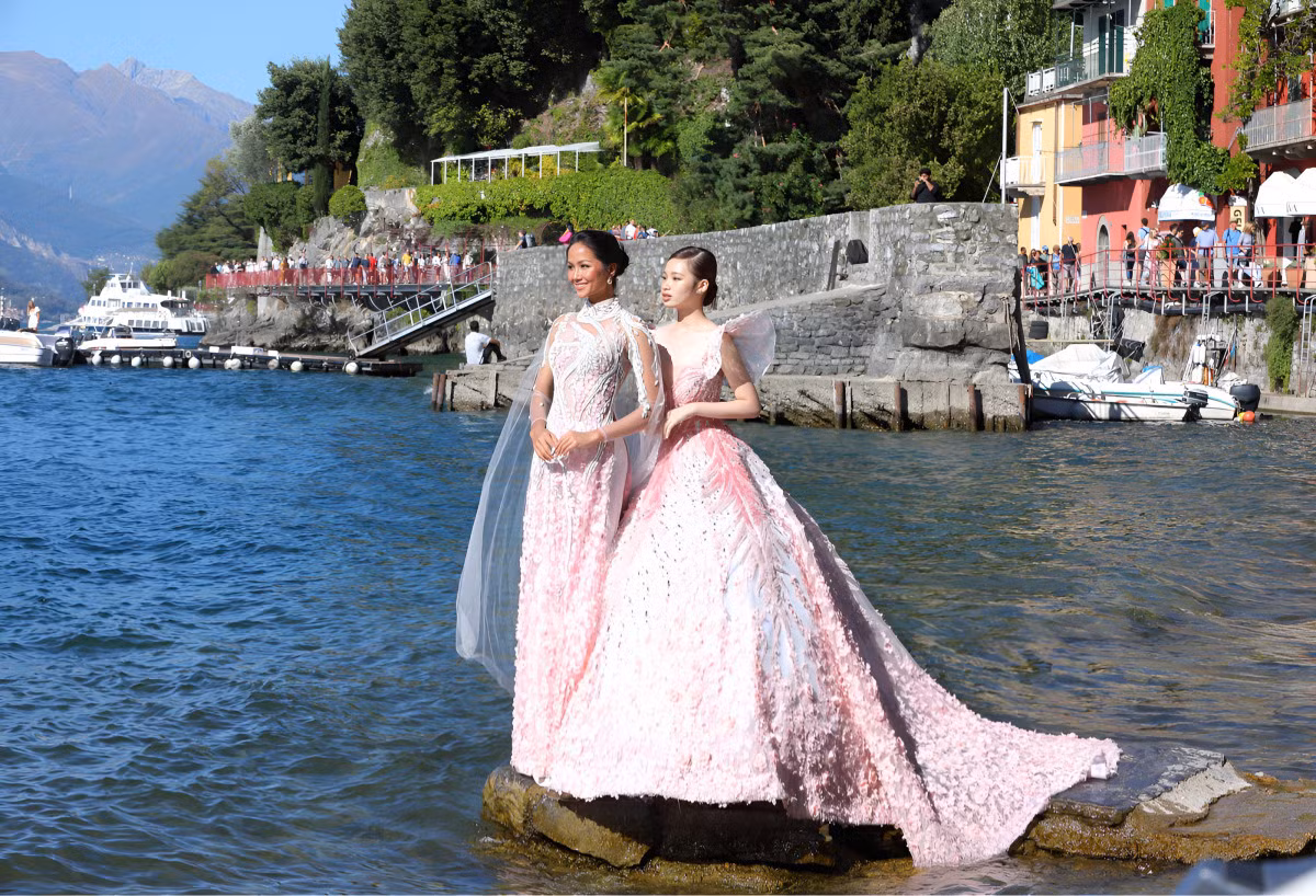 Hoa hậu H'Hen Niê cùng mẫu nhí Bảo Hà chụp ảnh tại Ý.