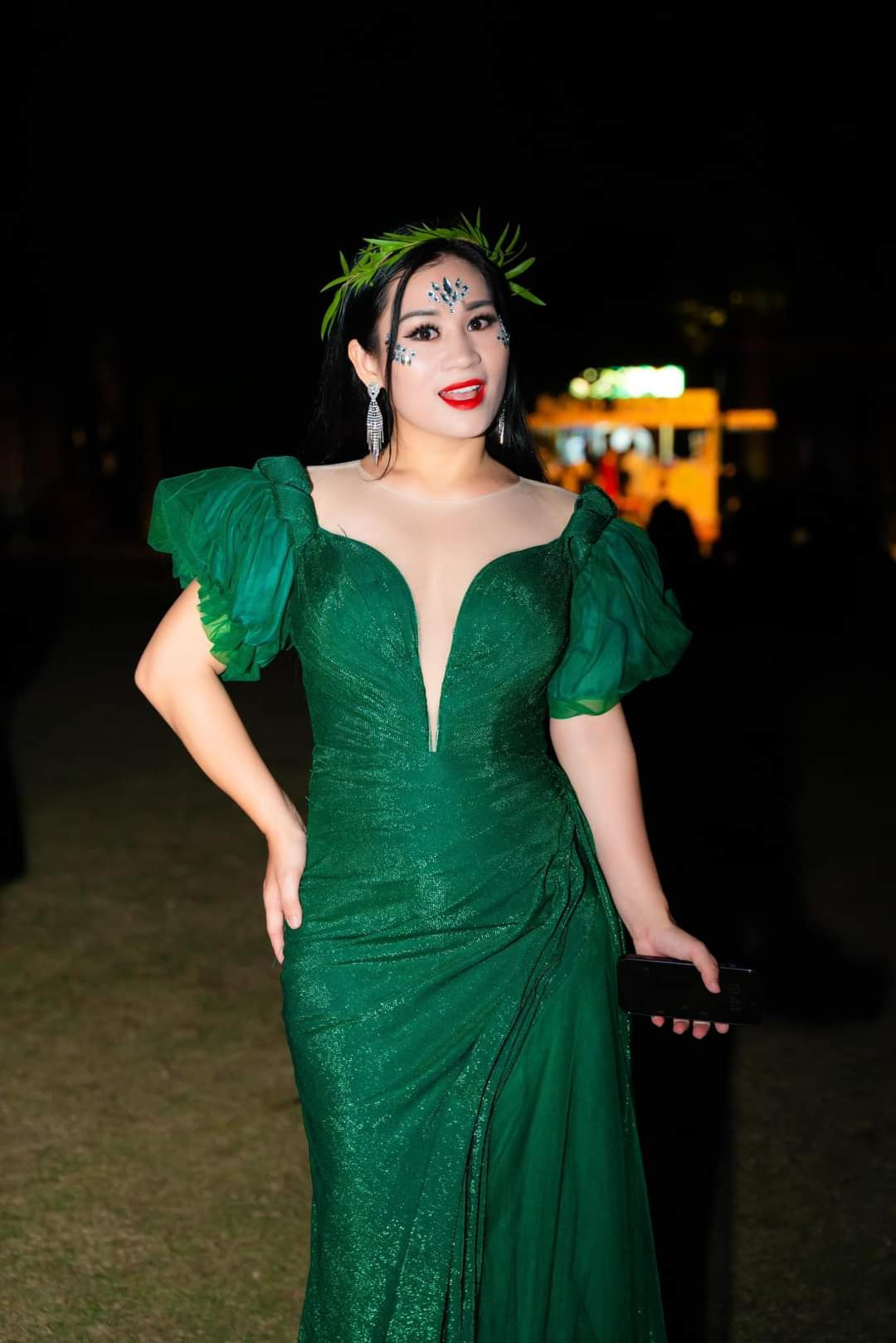 Ca sĩ Đào Tố Loan trang điểm lạ mắt trước khi lên sân khấu.