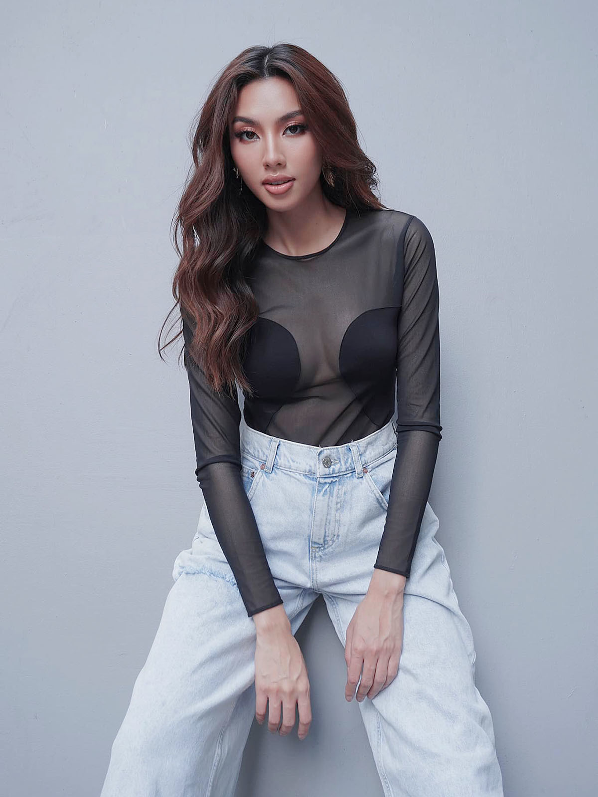 Tin sao Việt ngày 21/11: Thuỳ Tiên mặc áo ren khoe vòng 1 căng tròn.