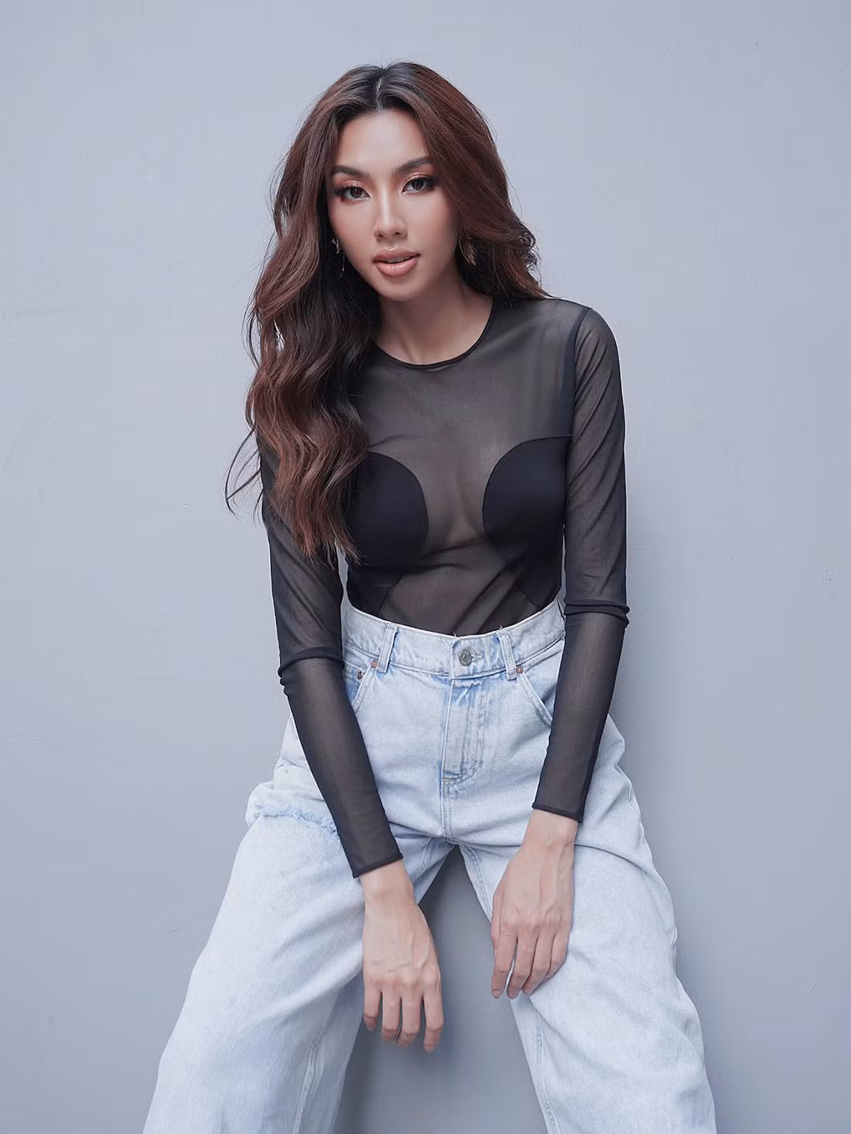 Tin sao Việt ngày 21/11: Thuỳ Tiên mặc áo ren khoe vòng 1 căng tròn.