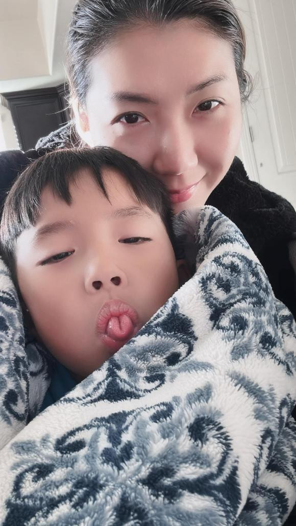 Mùa đông không lạnh của cựu mẫu Ngọc Quyên vì có con trai luôn kề bên.