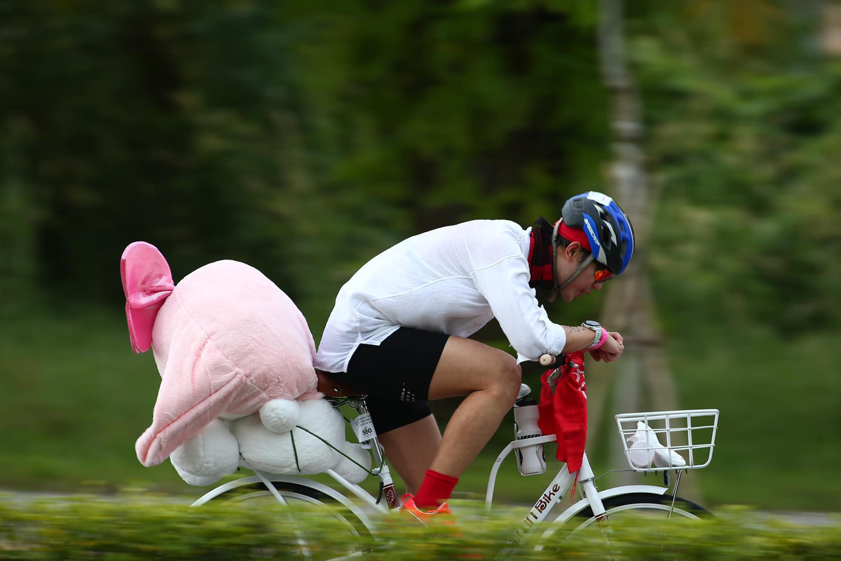 Nhan Phúc Vinh đăng ảnh hài hước chở gấu.