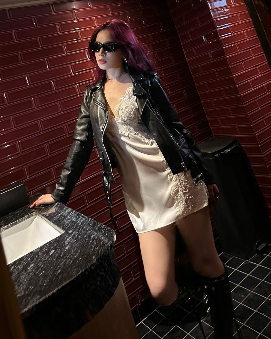 Chiếc váy xẻ ngực, chất liệu lụa mỏng manh được Chi Pu kết hợp cùng áo da để tiết chế độ hở. Người đẹp còn chọn boots cao đến gối để biến mẫu đầm ngủ sexy thành trang phục dạo phố.