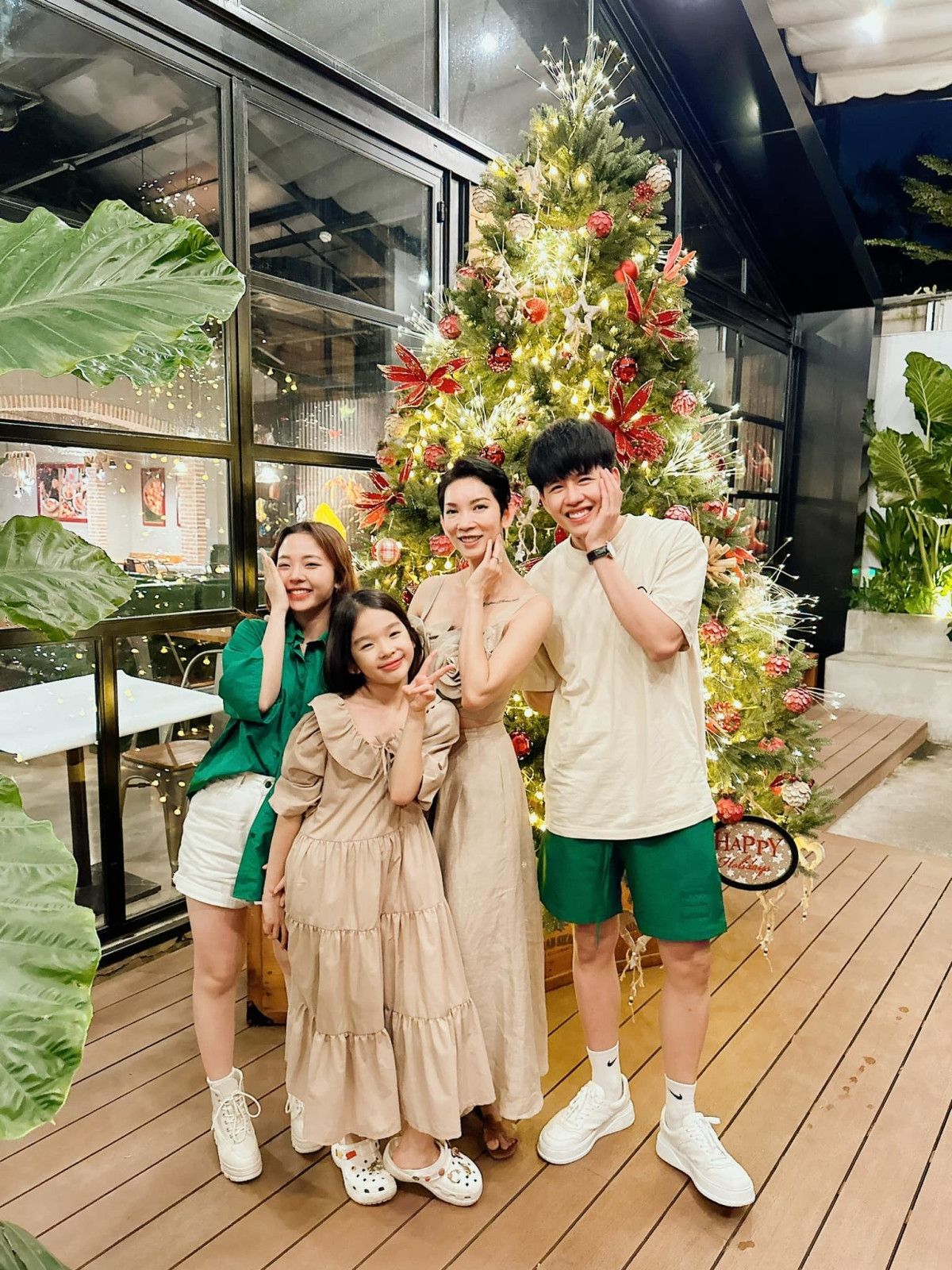 MC Thuỳ Linh tình tứ bên chồng, NSND Thu Hà muốn làm "công chúa" - Hình 7 MC Thuy Linh tinh tu ben chong, NSND Thu Ha muon lam