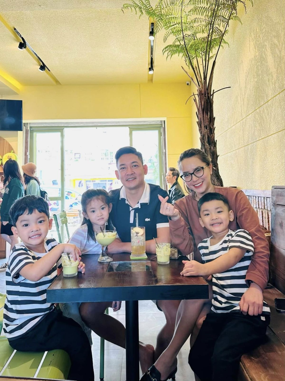 MC Thuỳ Linh tình tứ bên chồng, NSND Thu Hà muốn làm "công chúa" - Hình 10 MC Thuy Linh tinh tu ben chong, NSND Thu Ha muon lam