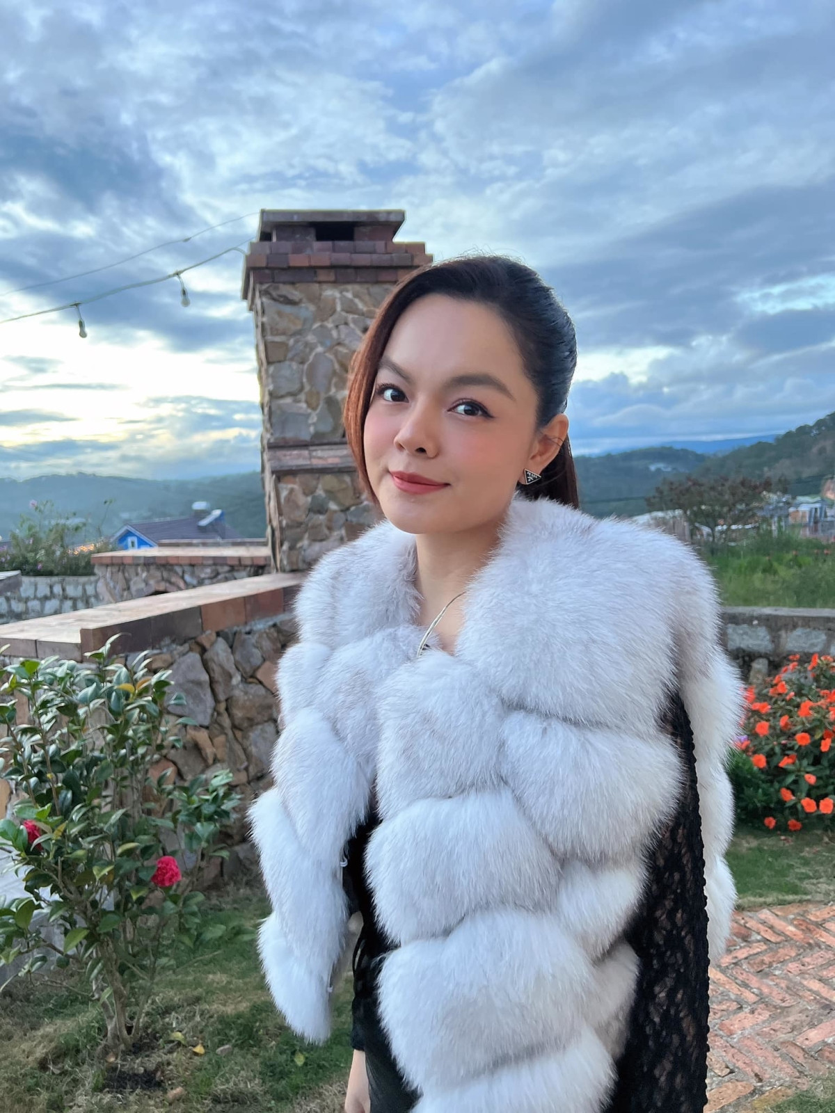 MC Thuỳ Linh tình tứ bên chồng, NSND Thu Hà muốn làm "công chúa" - Hình 9 MC Thuy Linh tinh tu ben chong, NSND Thu Ha muon lam