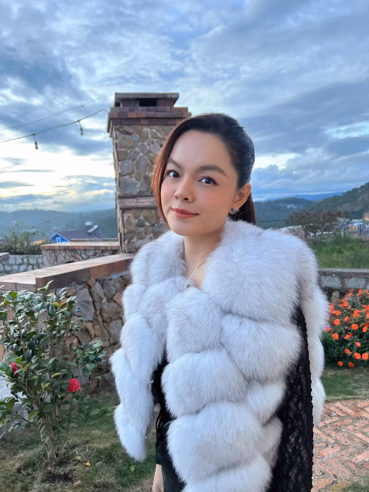 MC Thuy Linh tinh tu ben chong, NSND Thu Ha muon lam 