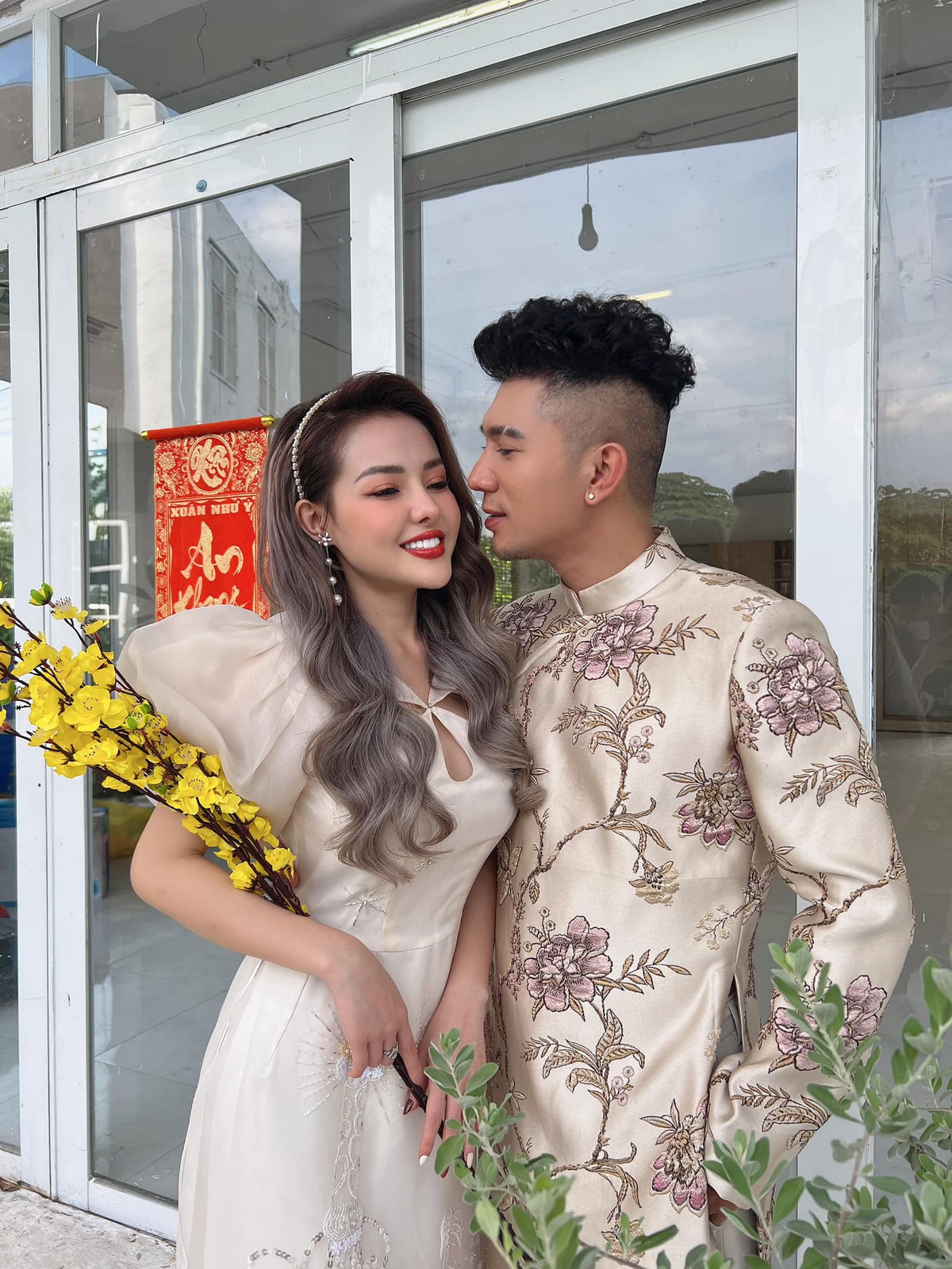 MC Thuỳ Linh tình tứ bên chồng, NSND Thu Hà muốn làm "công chúa" - Hình 5 MC Thuy Linh tinh tu ben chong, NSND Thu Ha muon lam