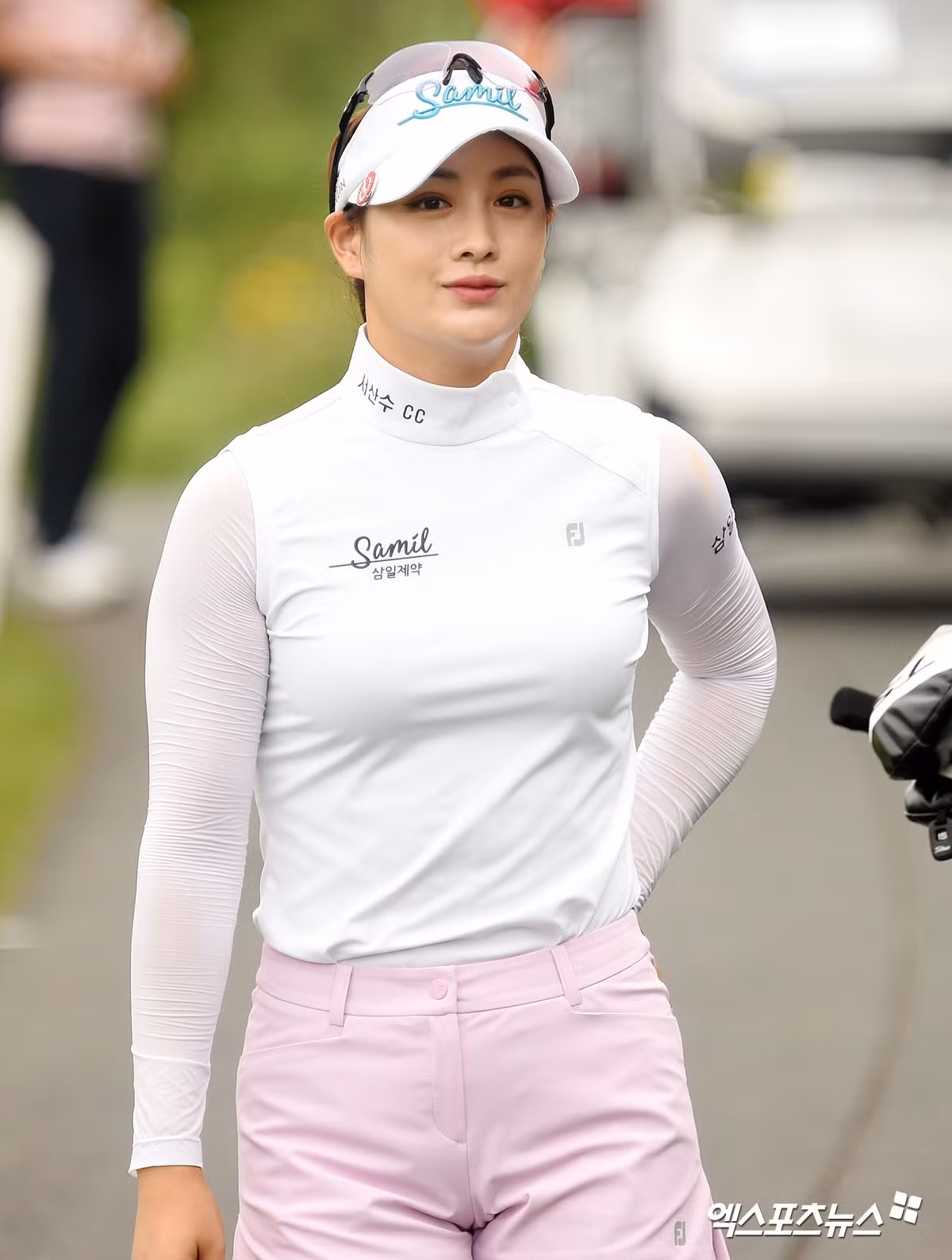 Golf thu len tieng ve tin ngoai tinh voi Bi Rain-Hinh-3