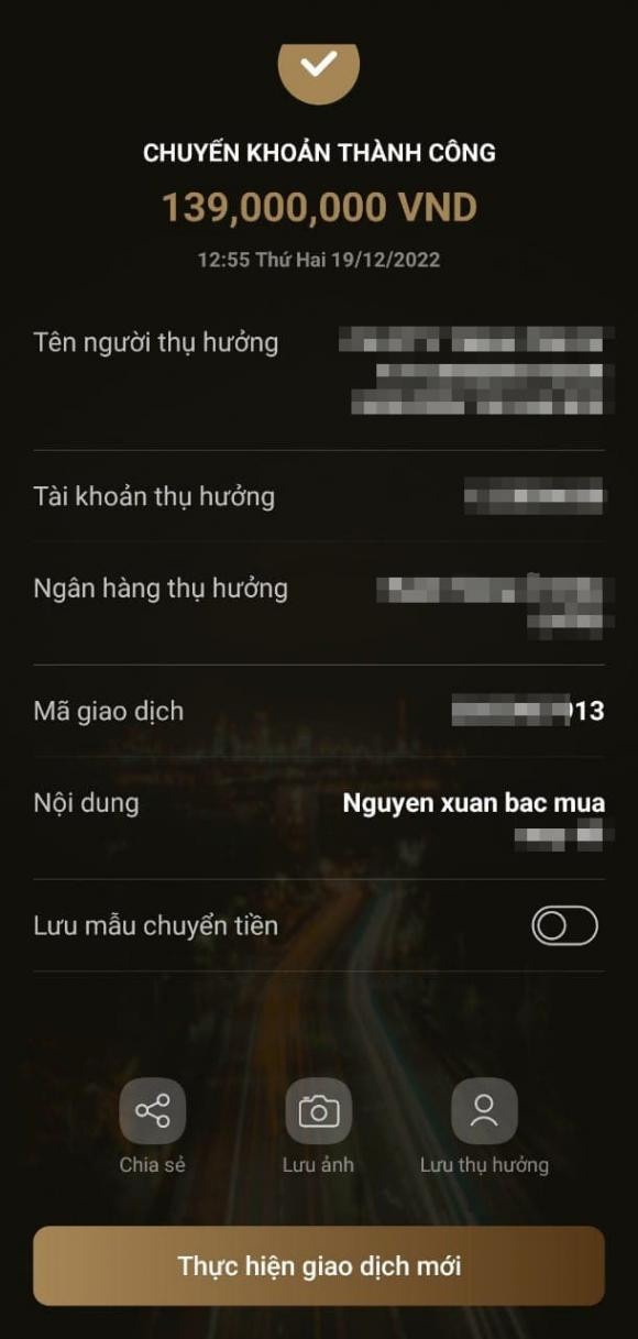 Xuan Bac chi hon 100 trieu mua qua tang bo me vo