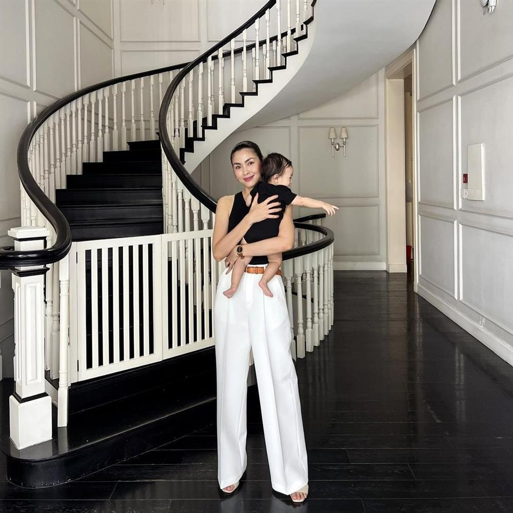 ữ diễn viên bên quý tử thứ 3 - bé Mason.