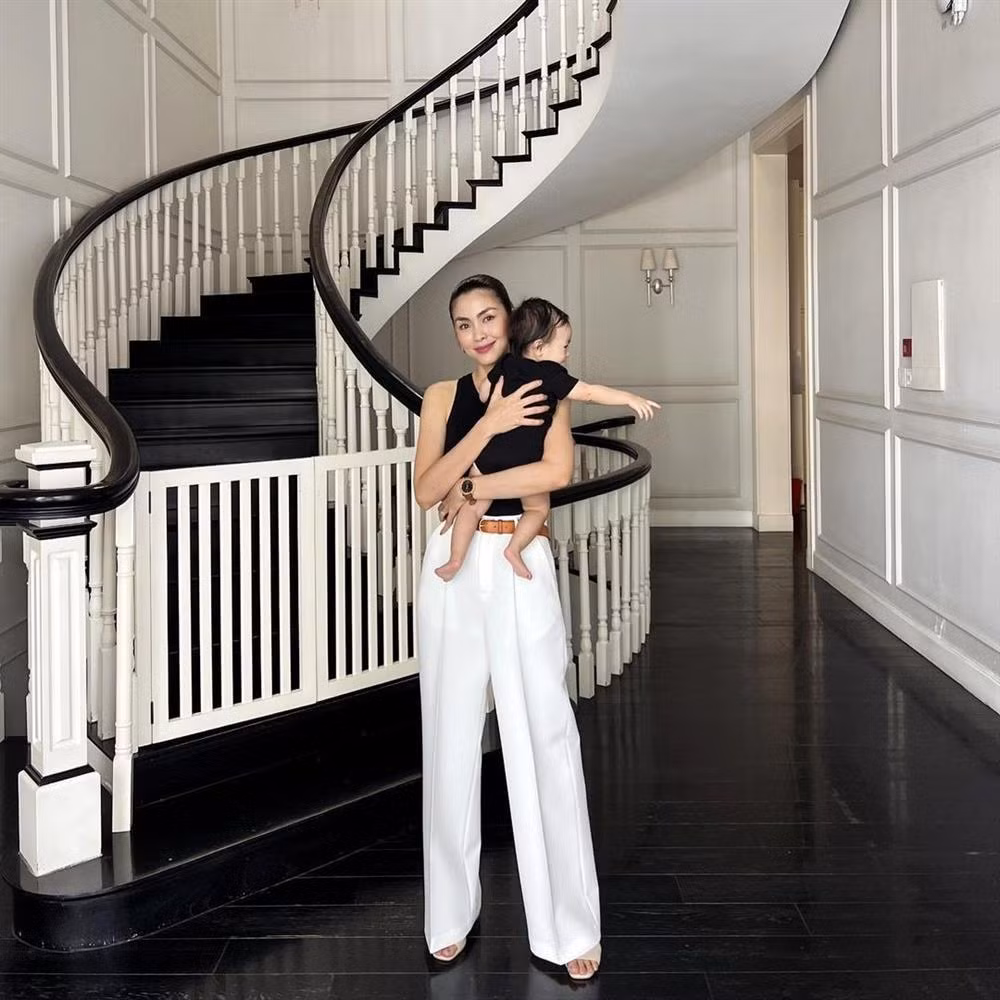 Nữ diễn viên bên quý tử thứ 3 - bé Mason.